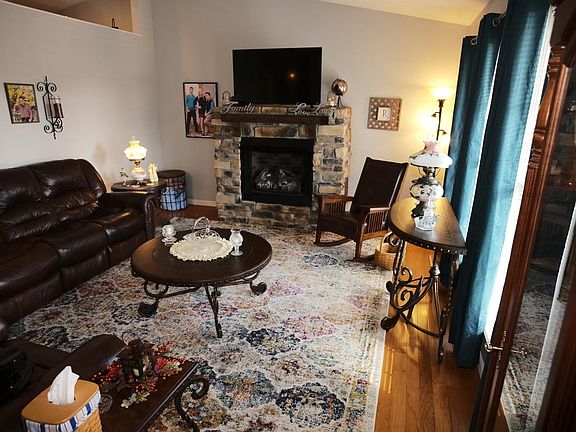 2nd image of 1990 Oakview Dr