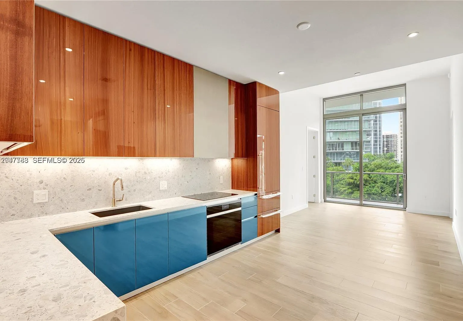 2 bed, 2.0 bath, 846 sqft, $9,500 — Photo 2