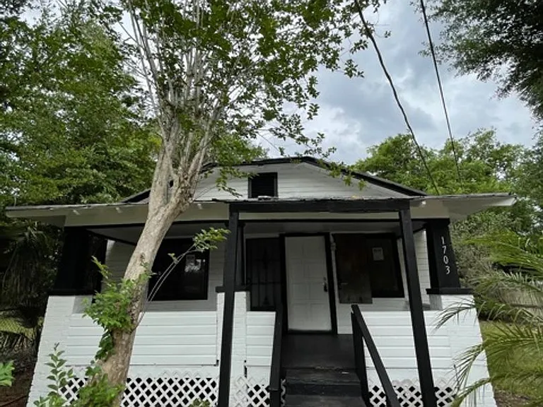 1703 McCarthy Ave — Photo 15