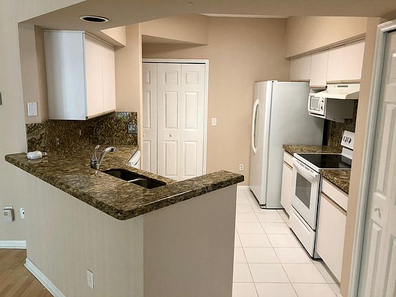 5th image of 3215 NE 184th St APT 14101