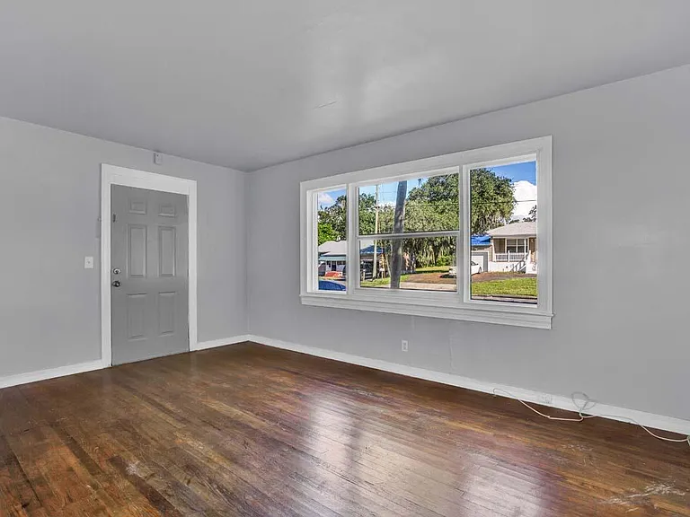 1281 Lakeview Dr — Photo 4
