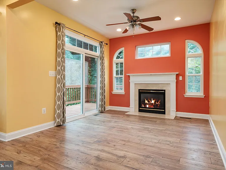 824 Stonehurst Ct — Photo 13