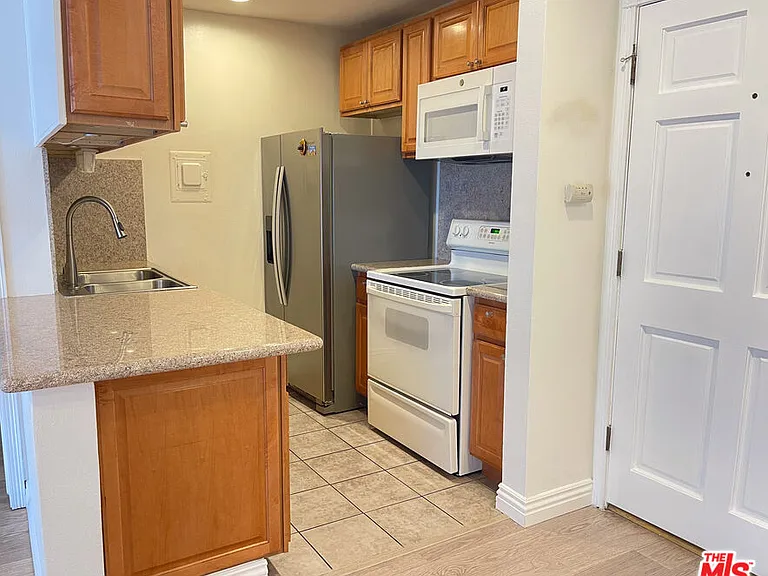 18307 Burbank Blvd #202 — Photo 6