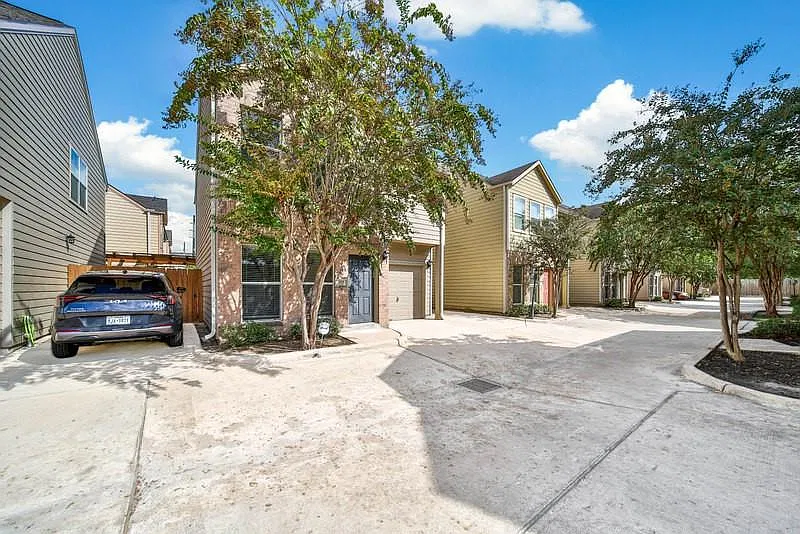 3 bed, 2.5 bath, 1402 sqft, $1,800 — Photo 2