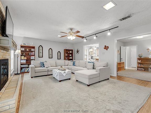 2nd image of 3706 Valley Oaks Dr