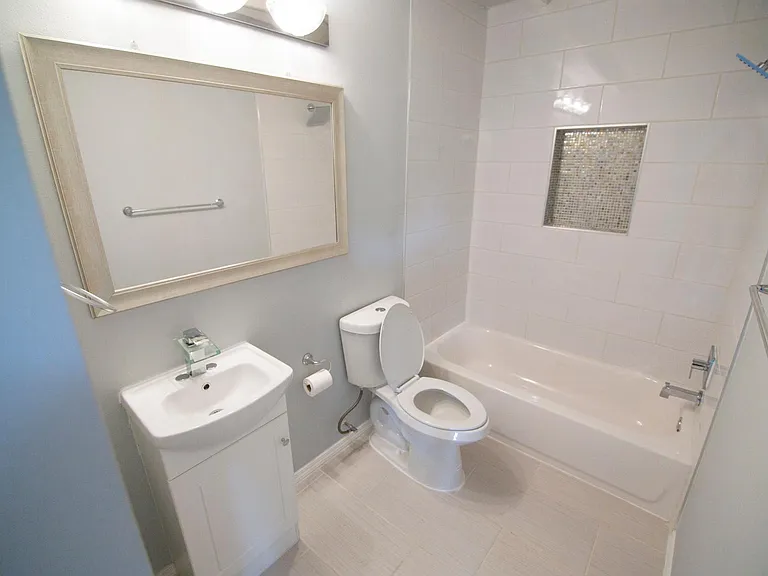 911 Reverchon Dr — Photo 8