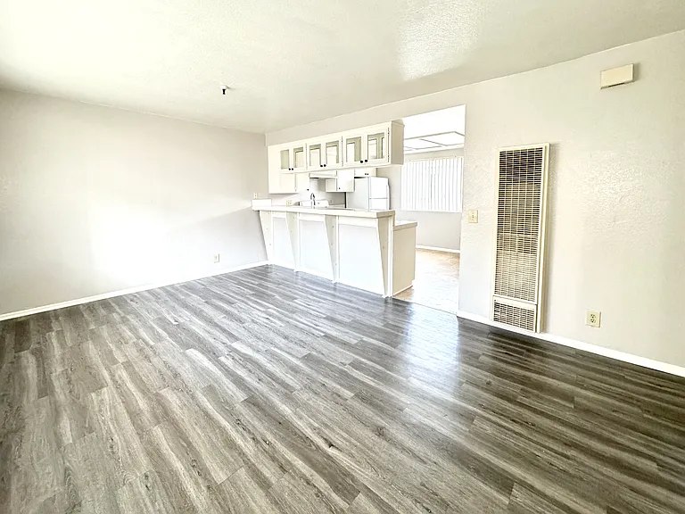 12617 Kornblum Ave — Photo 8