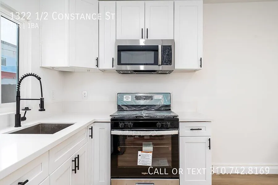 Fully remodeled 1 bedroom bungalow! — Photo 3