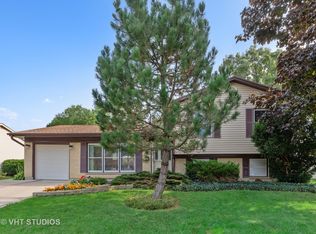 90 Old Mill Grove Rd, Lake Zurich, IL 60047