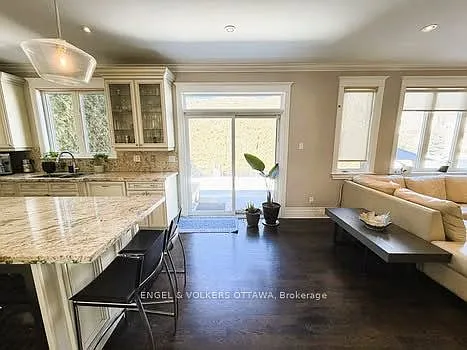 29 Franklin Cathcart Cres — Photo 4