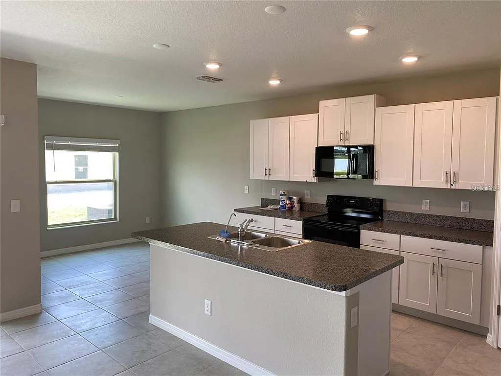 4 bed, 2.5 bath, 2073 sqft, $2,600 — Photo 2