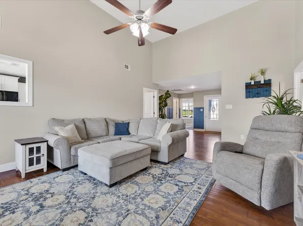 1044 Charles Thomas Dr, Clarksville, TN 37042