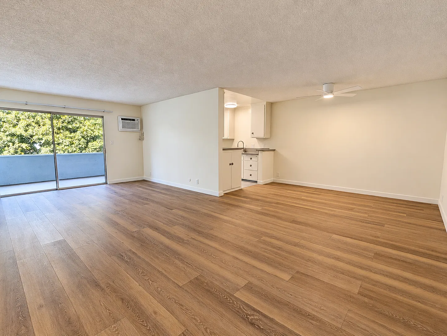 135 N Hayworth Ave — Photo 4