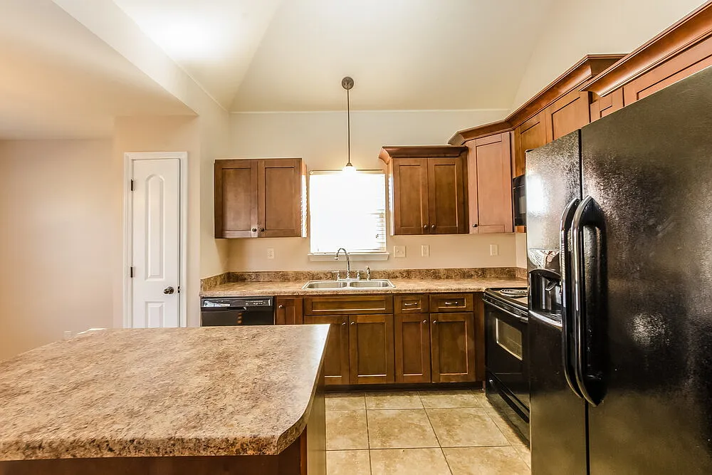 3 bed, 2.0 bath, 1788 sqft, $3,220 — Photo 2
