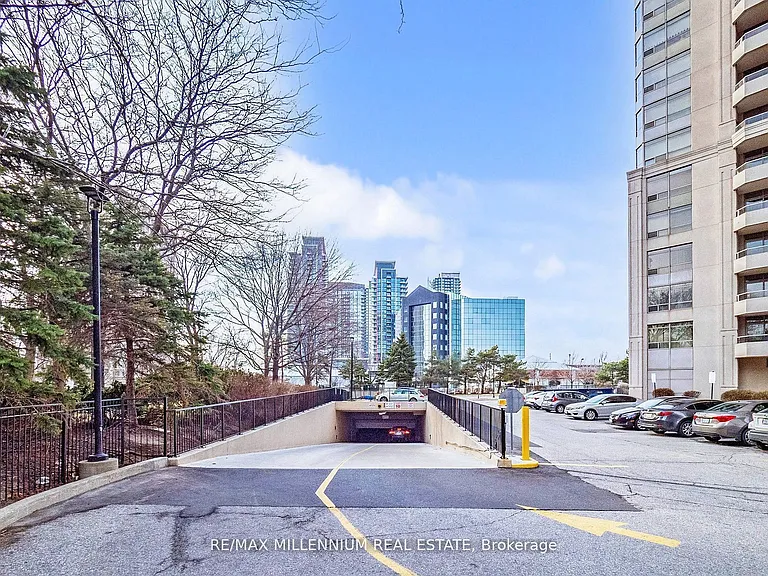 25 Kingsbridge Garden Cir #423 — Photo 32