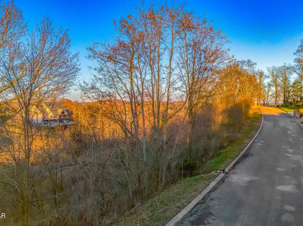 719 Riveredge Ln, Dandridge, TN 37725