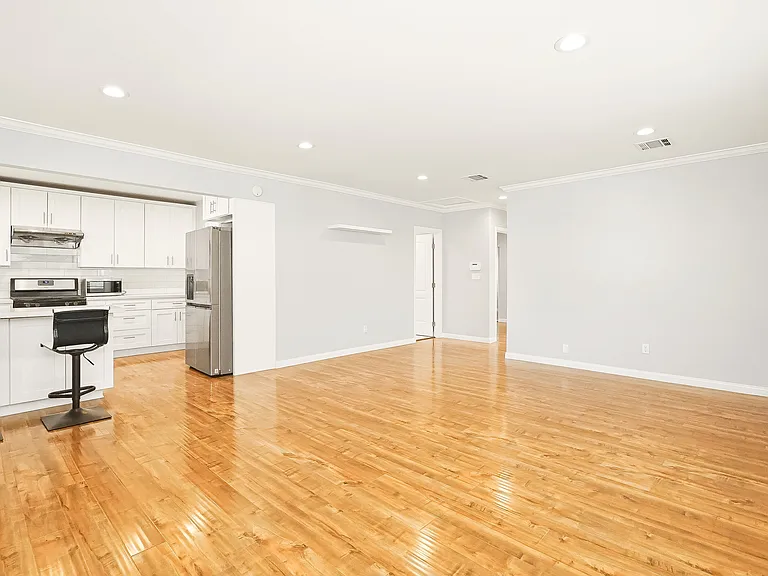 6528 Beeman Ave — Photo 5