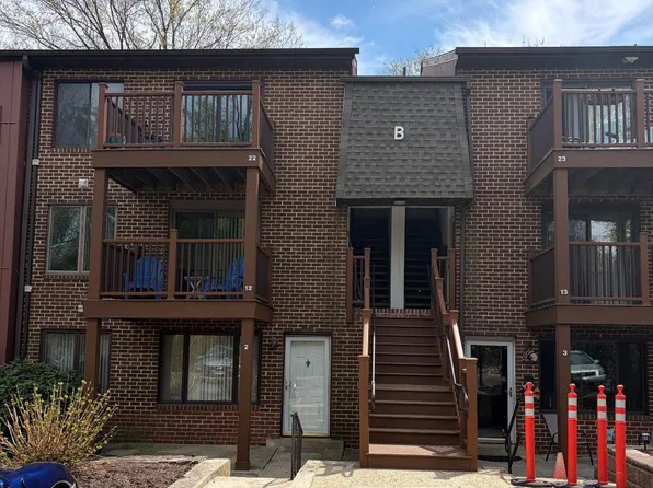 5200 Hilltop Dr, Brookhaven, PA 19015