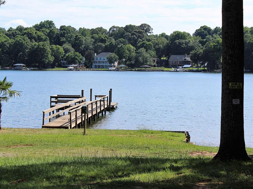 Private neighborhood lake access!