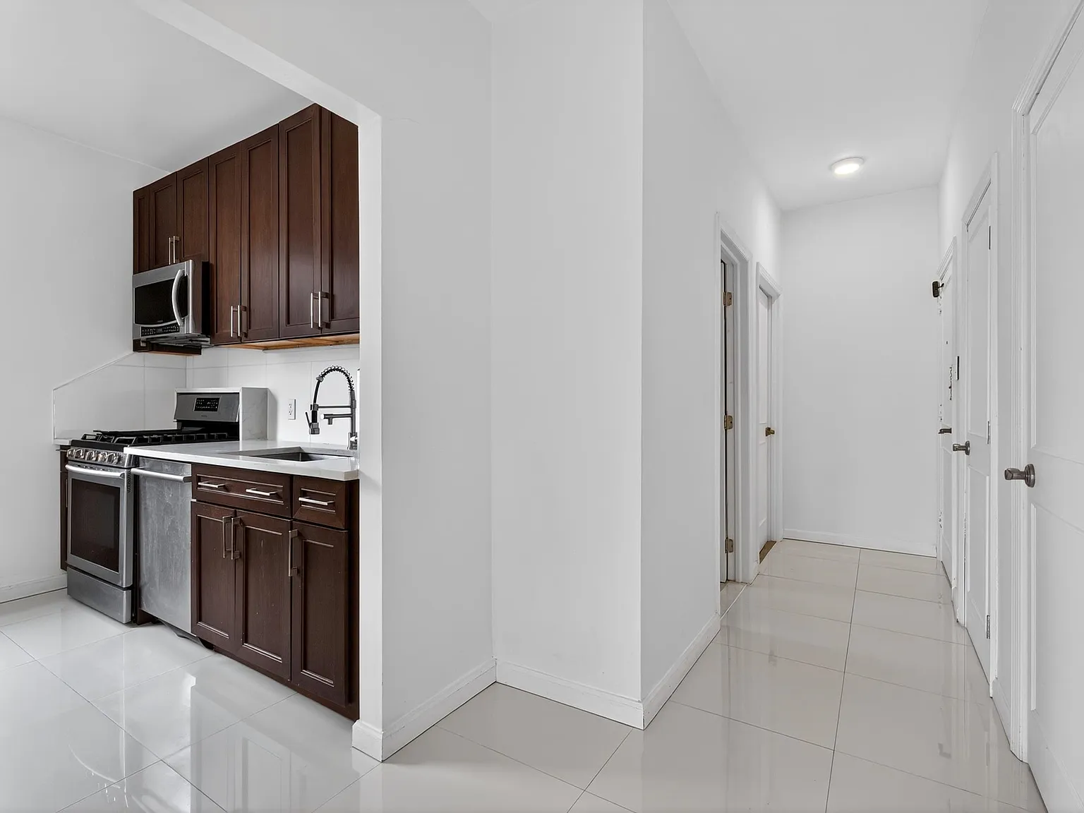 1 bed, 1.0 bath, 715 sqft, $2,300 — Photo 3