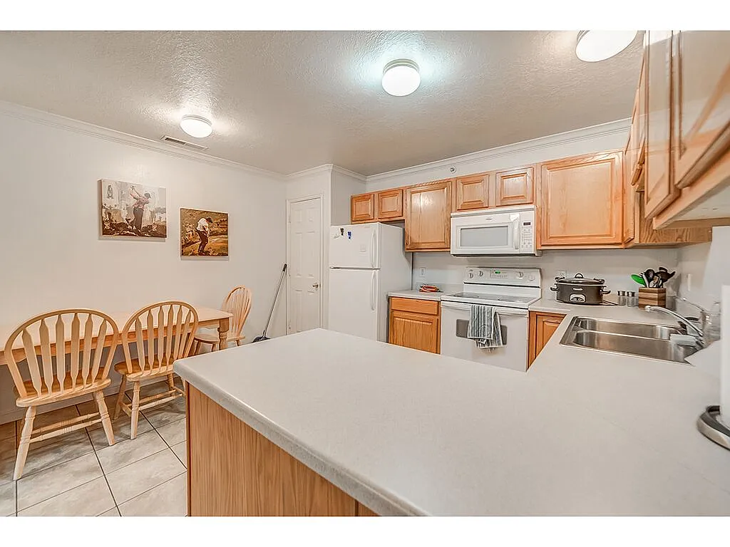 Building Photo - 539 N University Ave #202