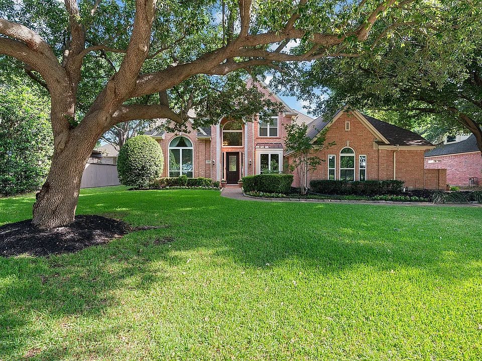 1st image of 210 Highland Oaks Cir