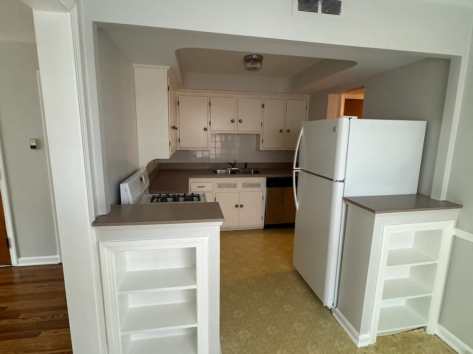 2 bed, 900 sqft, $1,275 — Photo 3