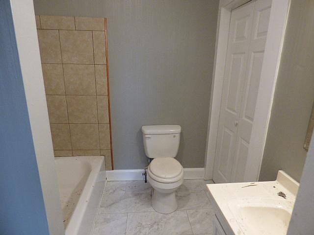 nice bath with linen closet