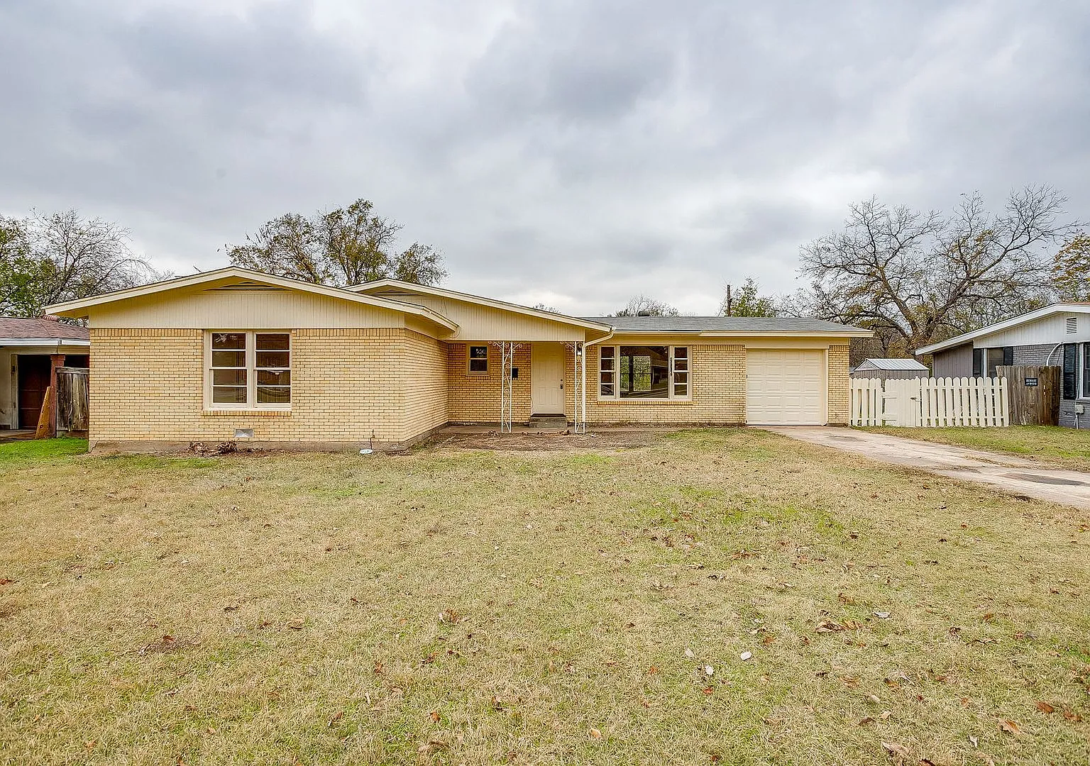 Ready for New Tenants- 3 Bedroom, 1.5 Bath in NRH- Birdville ISD- 76108 — Photo 1