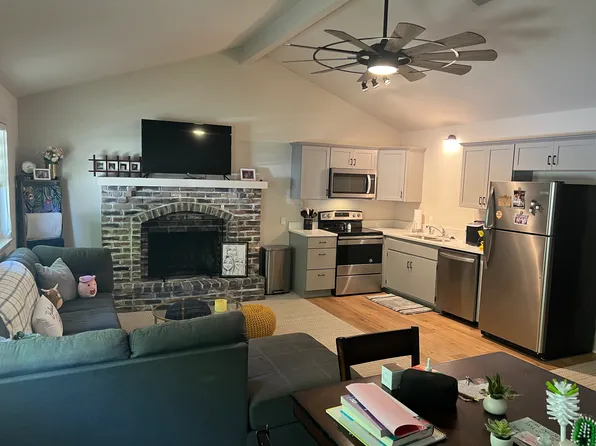 226 E 3rd St #B, Bonner Springs, KS 66012