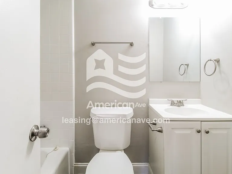 22470_010_wm_-_main_bathroom_13622033.jpg