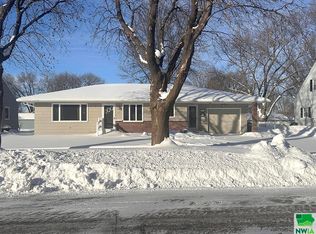 437 2nd Ave NE, Sioux Center, IA 51250