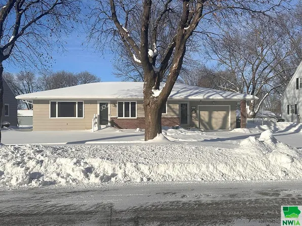 437 2nd Ave NE, Sioux Center, IA 51250