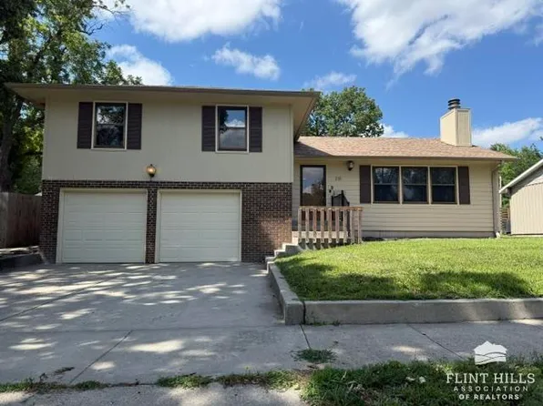 211 Frederick St, Clay Center, KS 67432