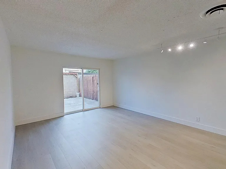443 W Valencia Dr — Photo 6