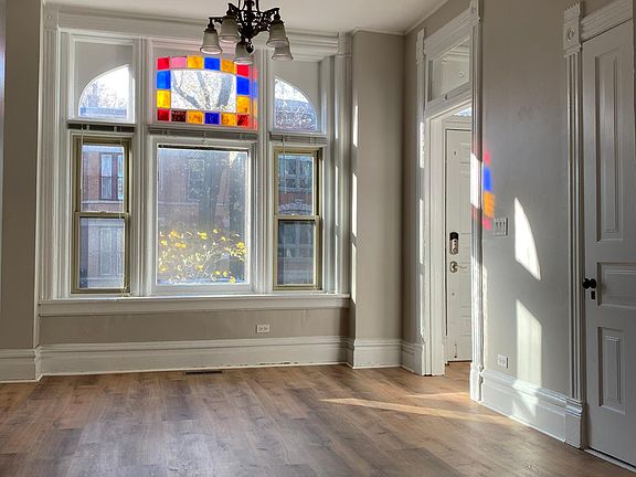 3rd image of 825 N Winchester Ave #1F