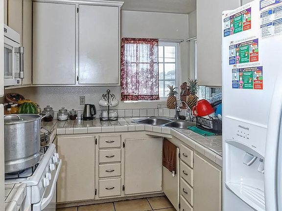 4th image of 16483 Lorene Dr