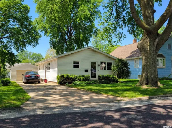 1529 Bacon St, Pekin, IL 61554
