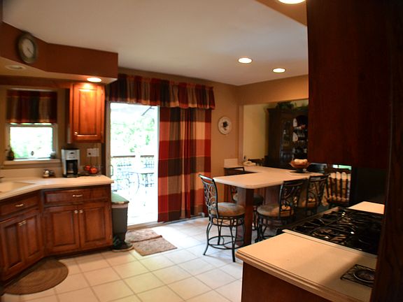 4th image of 207 Edgebrook Dr