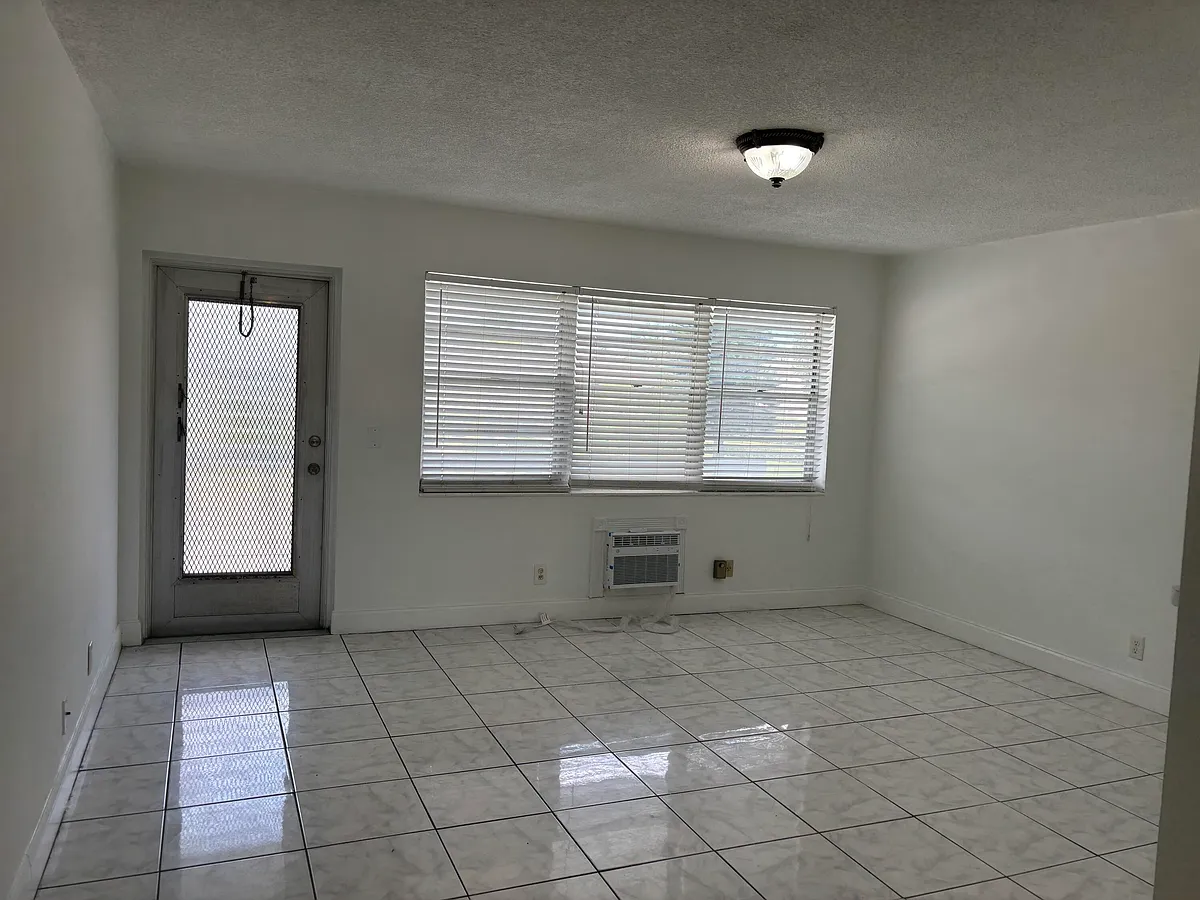 Building Photo - 218 Windsor Dr #J