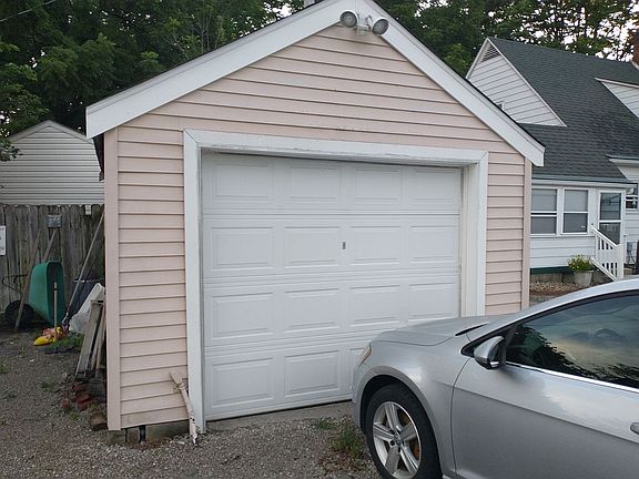 Single garage w/ opener