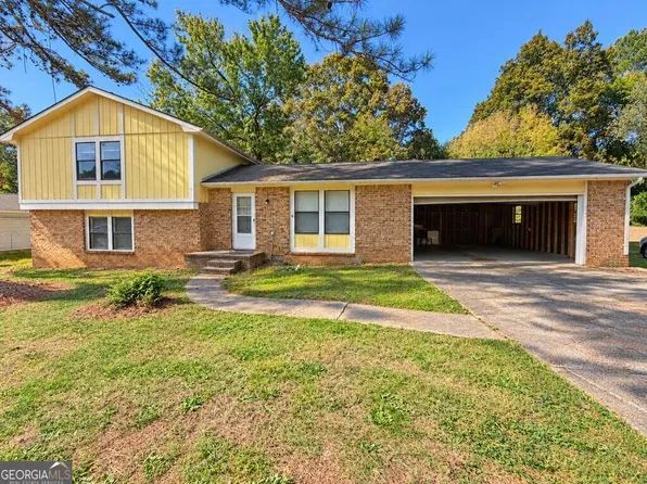471 Rock Meadow Dr, Stone Mountain, GA 30088