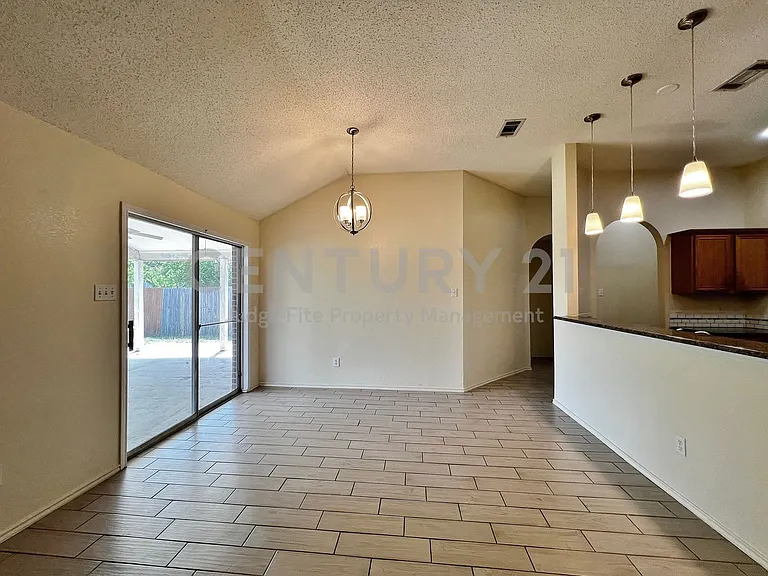 609 Blueberry Hill Ln — Photo 8