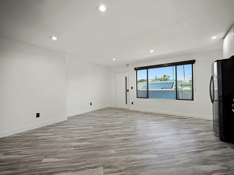 955 N Oxford Ave #5 — Photo 5