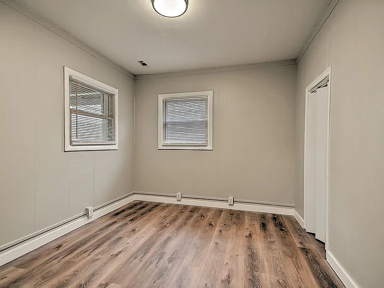 1712 Oaklawn St — Photo 6