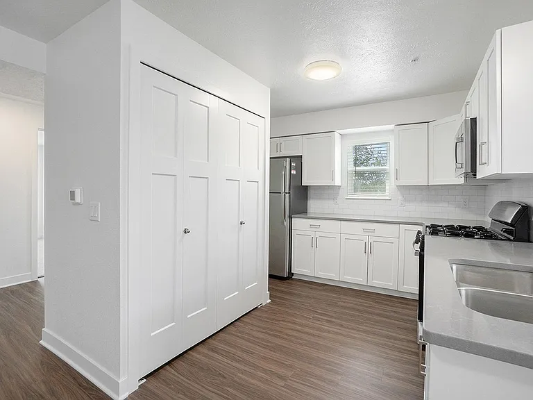 Byron Lakes Apartments — Photo 35