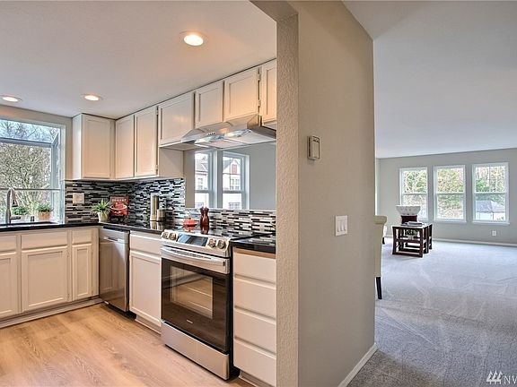 4th image of 3941 226th Pl SE APT 311