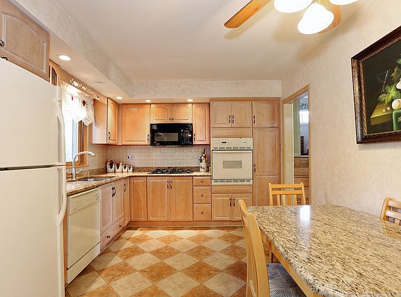 3rd image of 2539 Sunnyside Ave