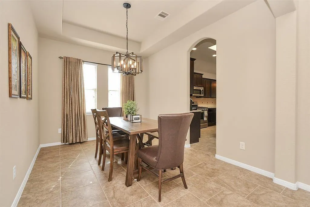 3 bed, 2044 sqft, $2,500 — Photo 2