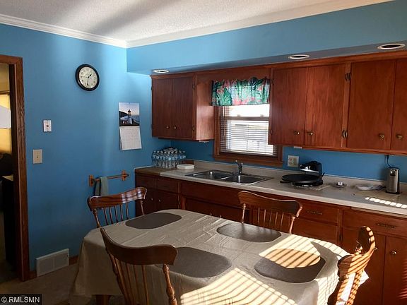 3rd image of 712 Orange Ave E
